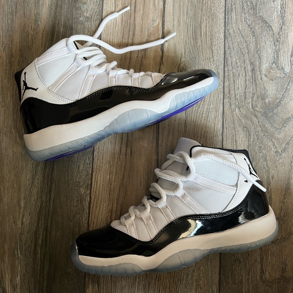 jordan 11 concord, size 5.5 boys/ 7.5 womens